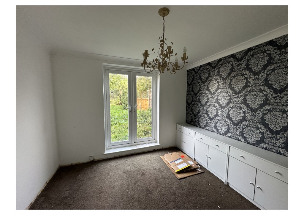 Lot: 171 - SEMI-DETACHED HOUSE WITH GARDEN TO FRONT AND REAR - Dining Room with doors out to the garden